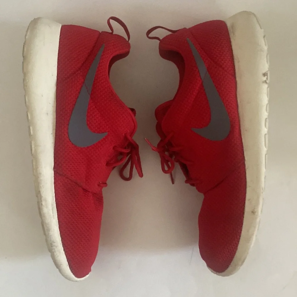NIKE Men’s Roche Red w/ Gray Swoosh 10.5 GUC $100